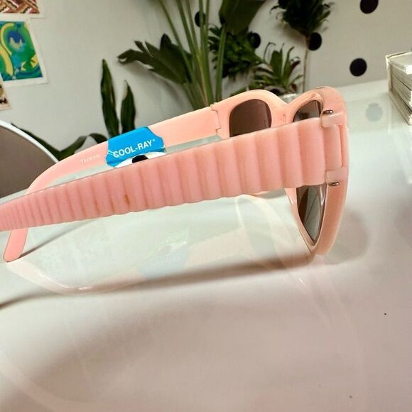 Vintage Deadstock Cool-Ray 1970s Pink 3D Geometric Ribbed Textured Sunglasses main image 7